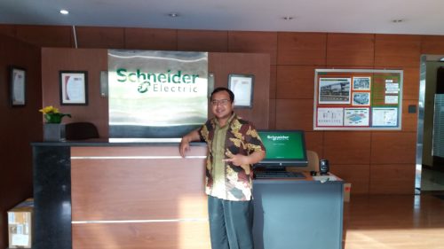 Pembicara Bisnis Online di Perusahaan PT Schneider Indonesia